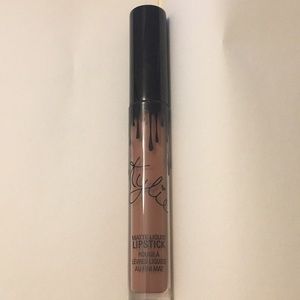 Kylie Jenner Lipstick in Dolce K